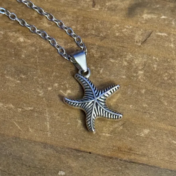 Silver tone starfish pendant necklace - Image 4