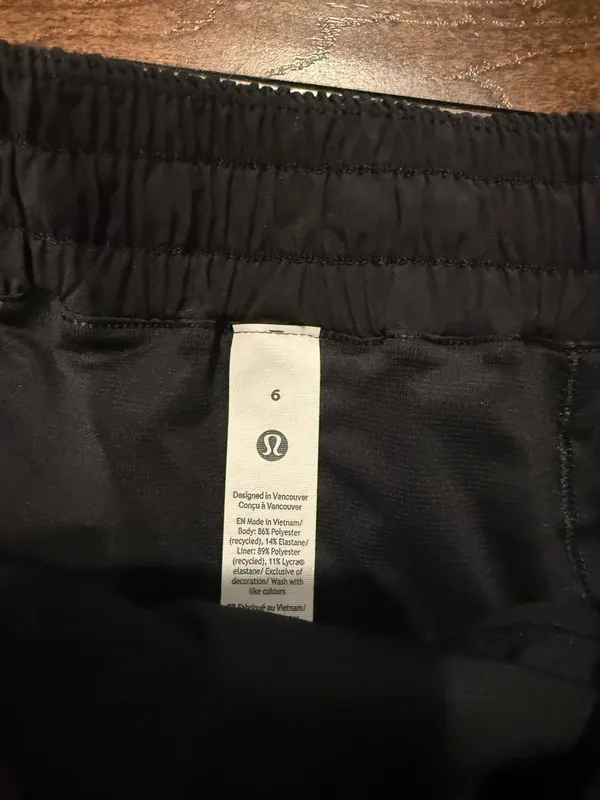 Lululemon Shorts 2.5" Hotty Hot Low-Rise - Image 3
