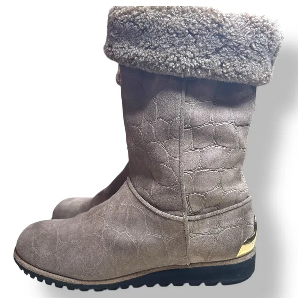 Stuart Weitzman Suede Shearling Lined Winter Boots‎ Taupe Croc Embossed Size 7.5 - Image 8