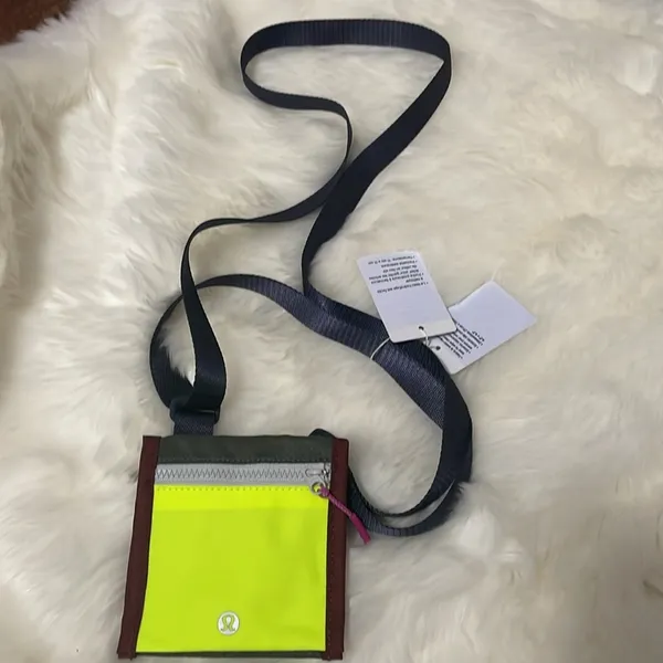 💙💖 NWT Lululemon Ever Ready Crossbody Wallet - Image 3