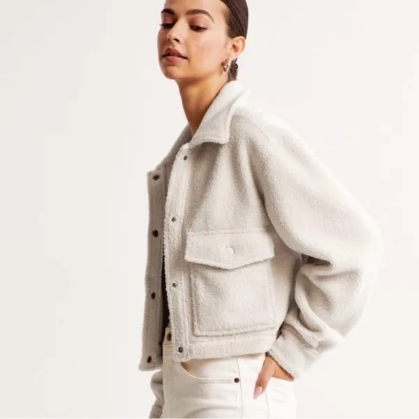 Abercrombie & Fitch Cropped Sherpa Shirt Jacket in Cream - Image 3