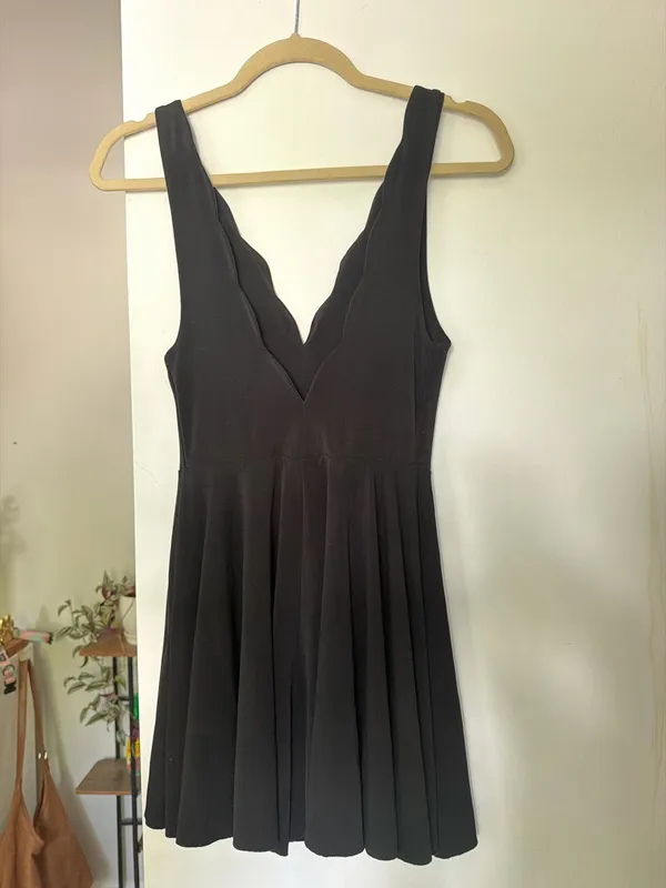 Kimchi Blue Urban Outfitters Black Scalloped Plunge Neck Flowy Romper - Image 4