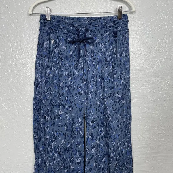 Athleta Women 2 Blue Avenue Printed Wide Leg Crop Pants Lightweight Athleisure - Image 3