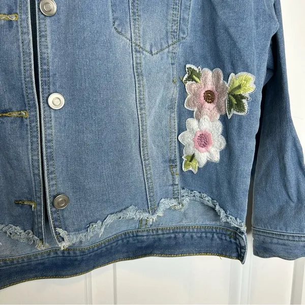 Forever 21 Denim Jean‎ Jacket Floral Embroidered Frayed Hem Oversized - Image 4