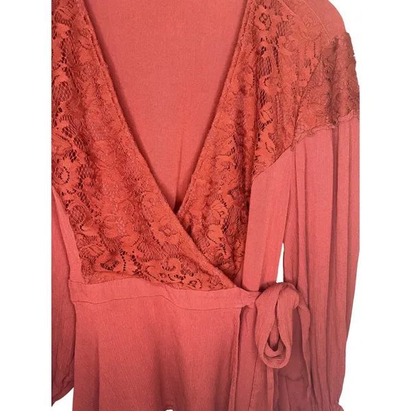 Torrid Crinkle Gauze Lace Inset Surplice Top Blouse Women’s Sz 1 1X/14-16 Red - Image 6