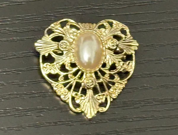 Lovely Vintage Brooch Faux Pearl Cabochon Filigree Gold Tone Heart - Image 4