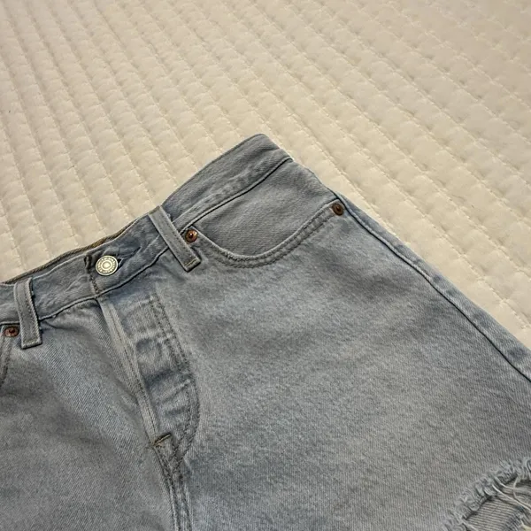 Levi’s Wedge Short Blue Denim High Rise Shorts 26 Waist Raw Hem Distressed - Image 11