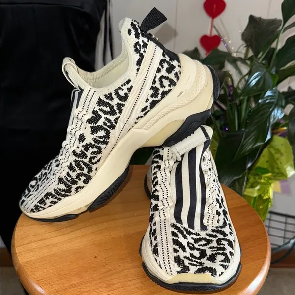 Steve Madden Stylish Black and White Women's Sneakers - Image 4