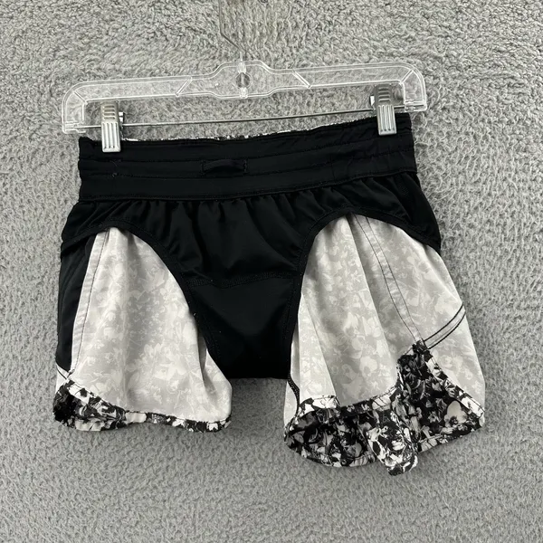 Lululemon Tracker Shorts V‎ Low Rise 4" Black White Floral Athletic Women's 6 - Image 4
