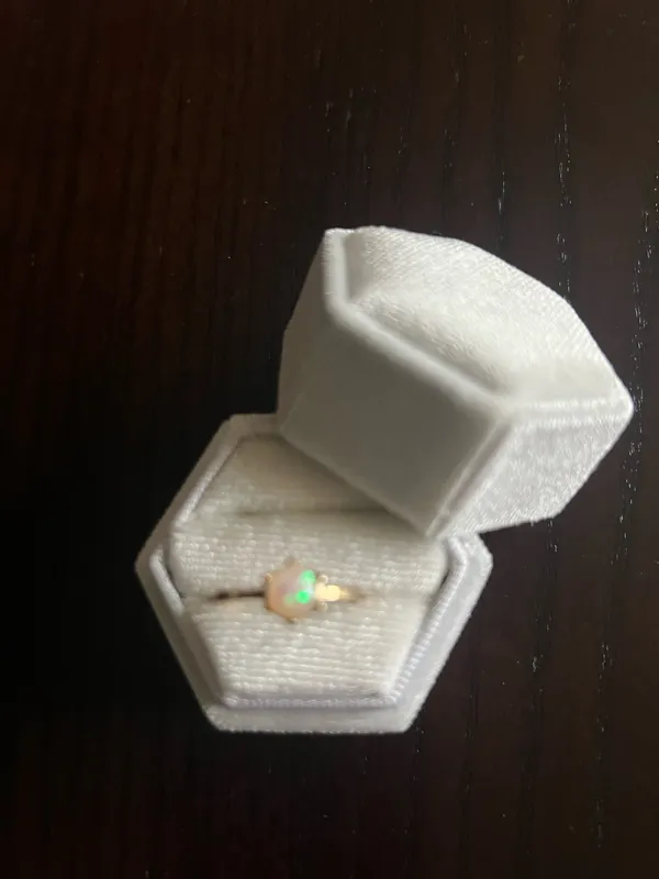 Gorgeous Golden Iridescent Ring Size 7 Gold - Image 2