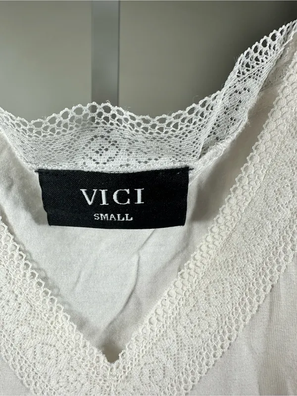 X316. VICI Cream Lace Sleeve V-Neck Blouse - Image 2