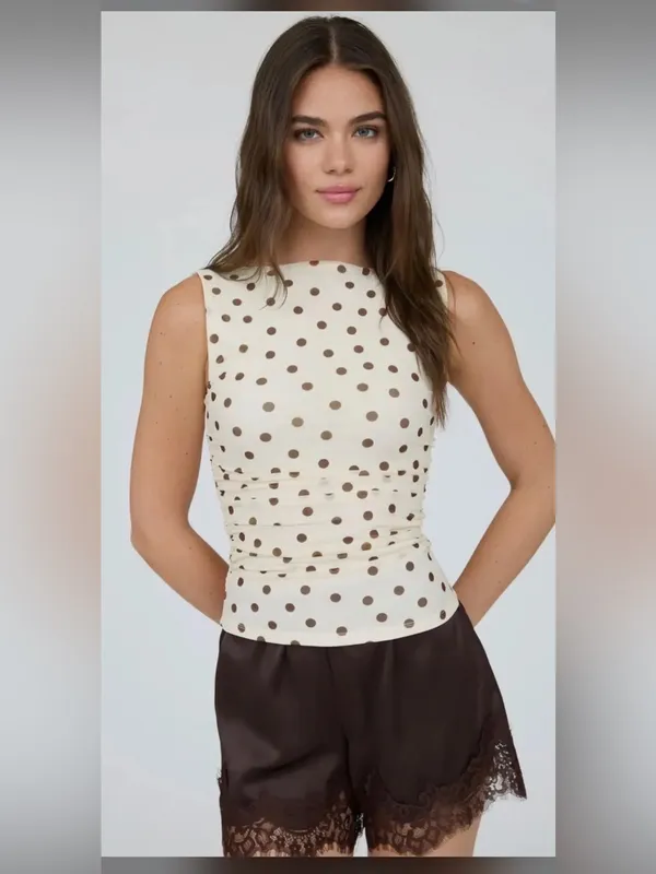 Le lis Sleeveless Cream Polka Dot Ruched Top Size Medium - Image 2