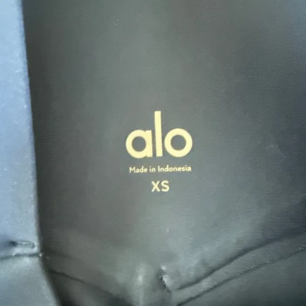 Alo Yoga Airlift High-Waist Sleek Capri Size XS in Navy Blue - Image 2
