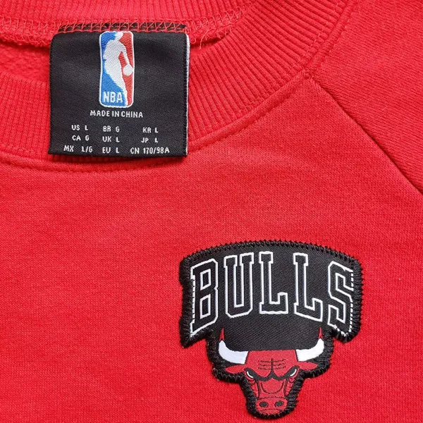 Chicago Bulls NBA Crop Sweatshirt Womens Large Red Crewneck Pullover Long Sleeve - Image 12