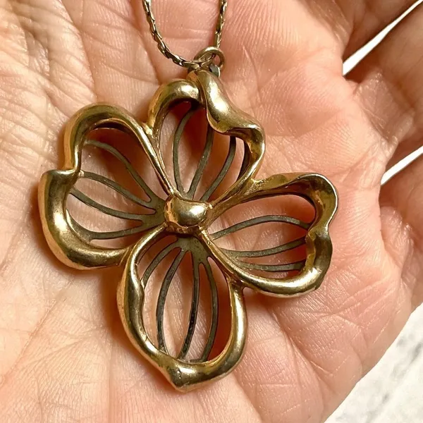 Avon vintage dogwood flower silver and gold tone pendant necklace - Image 8