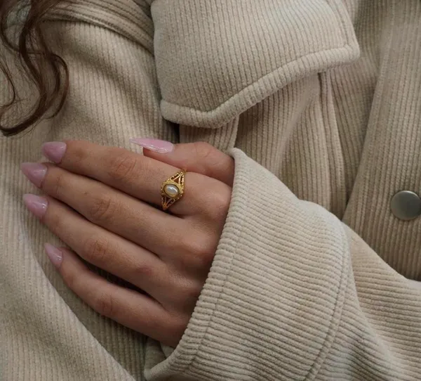 Vintage gold ring with oval Victorian pearl - Image 4