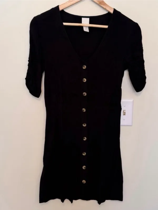 H&M black ruched short sleeve v neck midi dress - Image 3