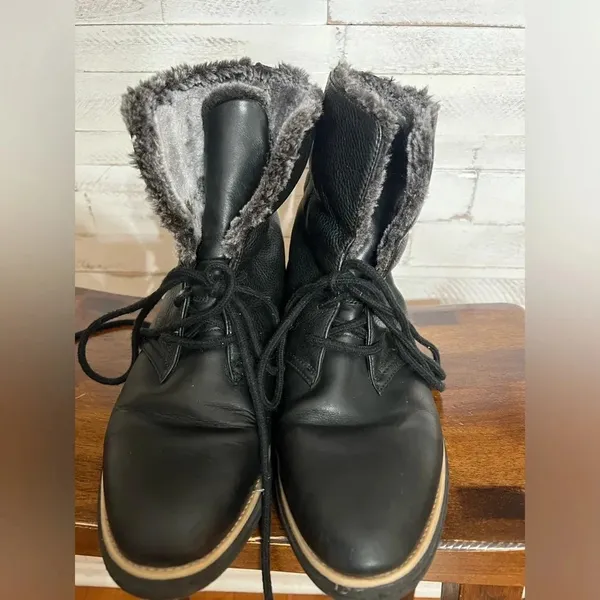 Clarks Womens Sharon Pearl Boots. Fuzzy, comfortable and warm. Size 9 - Image 5