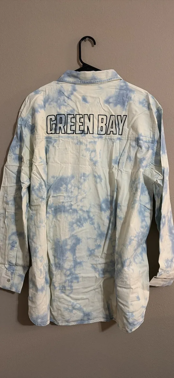 WEAR By Erin Andrews Green Bay Packers Light Denim Button-Up - Image 2