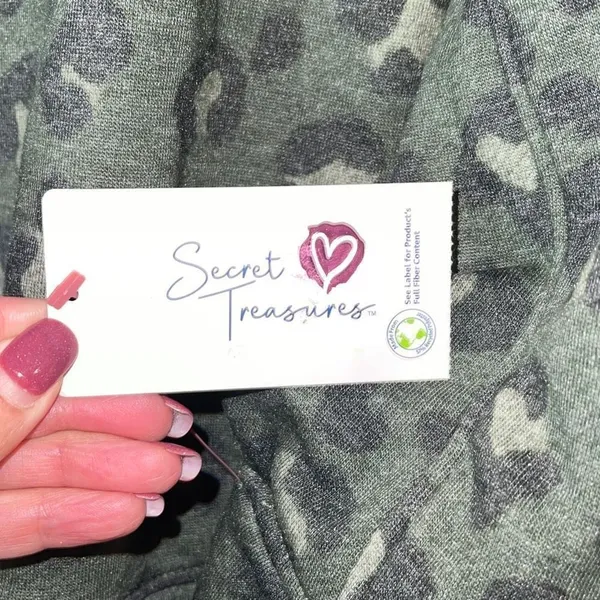 Secret‎ Treasures Cheetah Print Crewneck Sweatshirt. Size Small Green NWT - Image 6