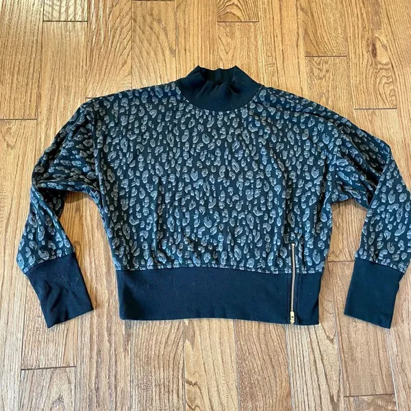 Old navy leopard print mock neck cropped pullover - Image 2