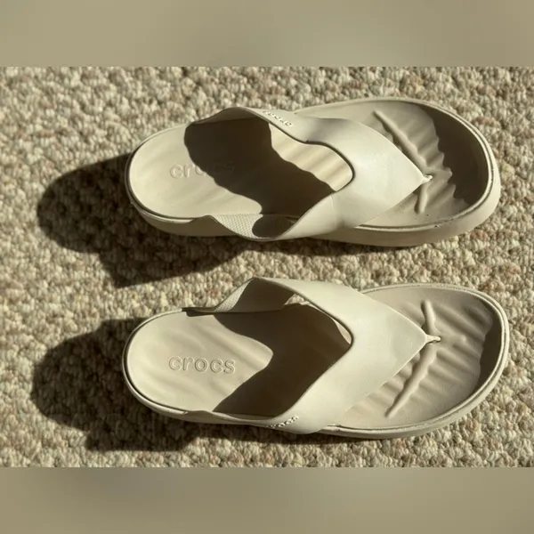 Crocs Getaway Platfrom Cream Thong Flip Flops Sandals Size 10 - Image 2