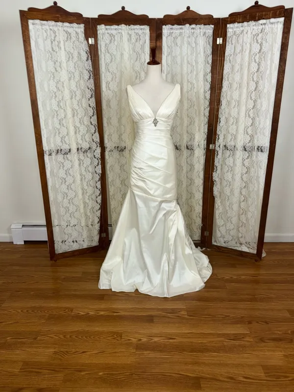 Beautiful Vintage Y2K Moonlight Ivory Taffeta Wedding Gown - Image 3