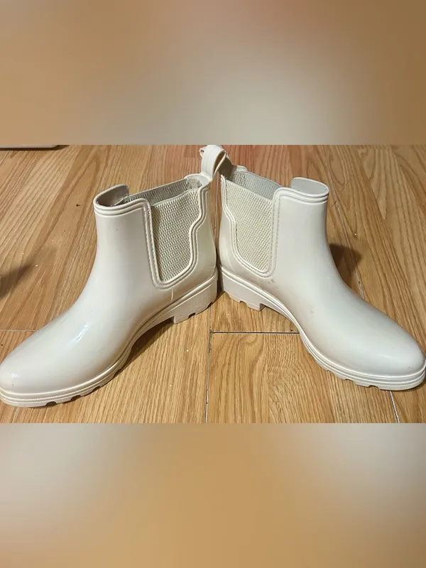 Women 11 cream colored ankle slip on rain booties Chelsey style - Image 6