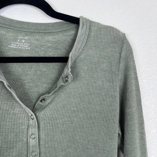Aerie Women's Long Sleeve Ribbed Henley Green Sz M - Image 3
