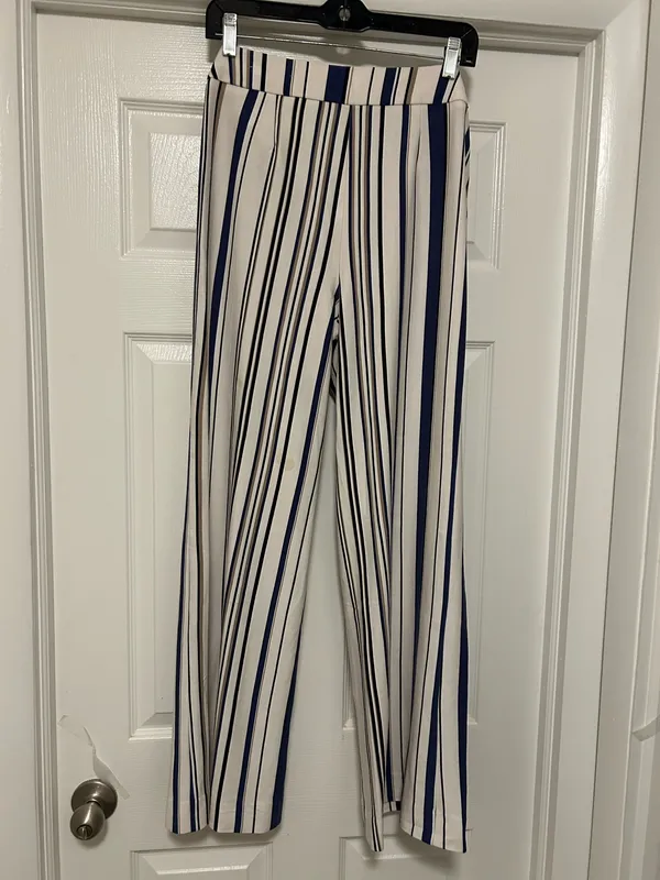CHICO’S Stylish wide-leg pants in a navy and white striped pattern. Lightweight, flowy fabric for all-day comfort. Versatile design that dresses up or down. Easy to pair with tops and sandals. - Image 5