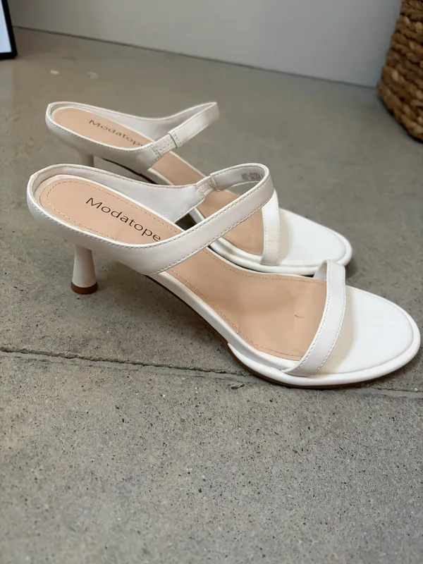 White Kitten Heels Size 7.5 - Image 4