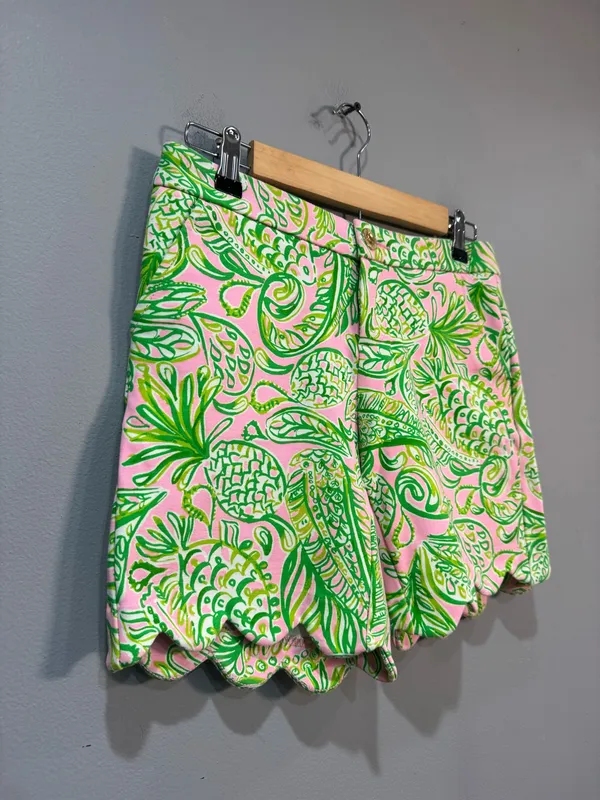 Pink/Green Lilly Pulitzer Scalloped Hem Shorts Size 00 Like New - Image 3