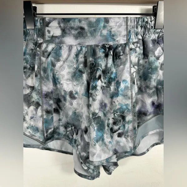 Lululemon Hotty Hot‎ Low-Rise Lined Short 4” Kaleidofloral Blue Cast Size 4 Tall - Image 6