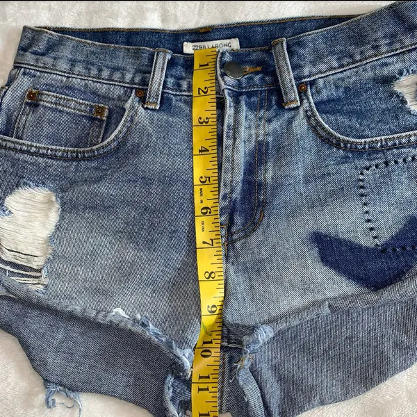 Billabong distressed jean shorts womens size 24 - Image 5