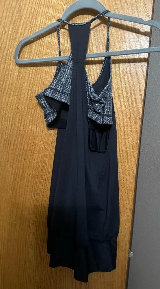 Two Lululemon tanks with built in sports bra size 6 - Image 2