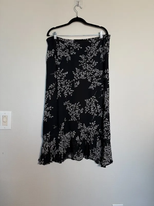 Vintage Romantic Black Floral Print Midi Skirt with Ruffle Hem - Image 4