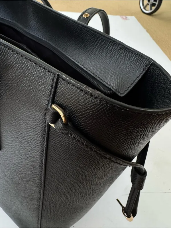 Michael Michael Kors Voyager Medium Crossgrain Leather Tote Bag Black - Image 12