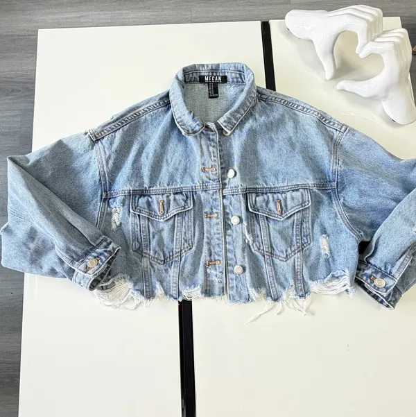 Meghan LA Women’s Cropped Distressed Denim Jacket – Size M 💙✨ - Image 9