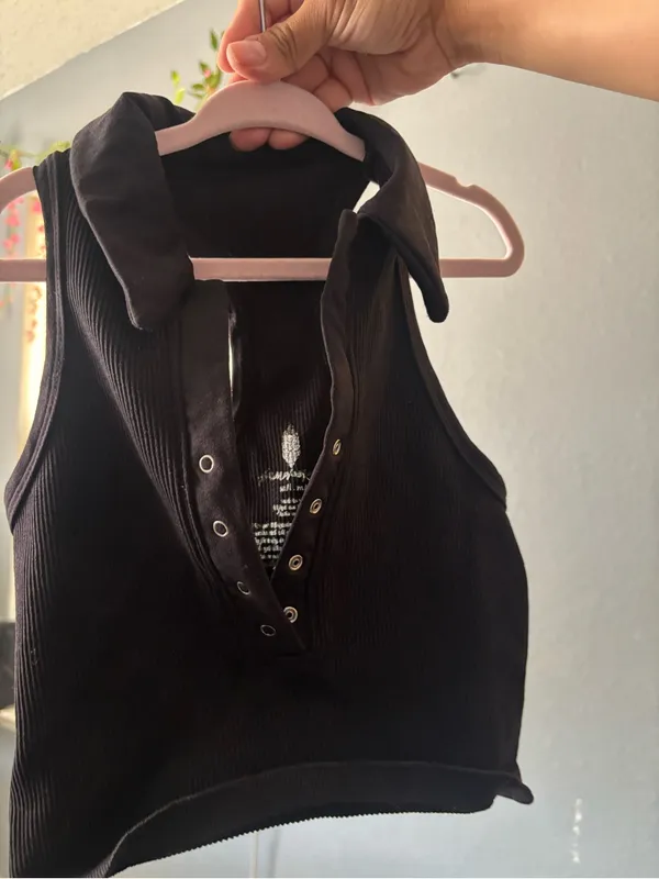 Black Ribbed Sleeveless Polo Crop Top - Women free people - Image 3