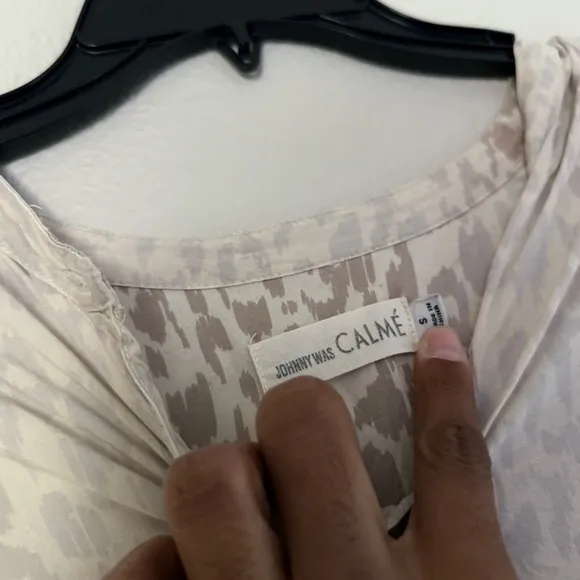 Johnny Was Calme Post Yoga Pullover Blouse BOHO Cream Cheetah Stripe Sz Small - Image 8