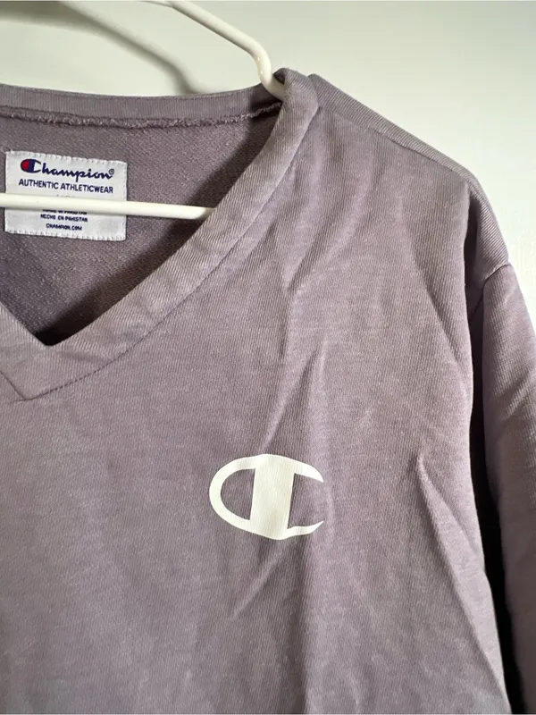 Champion Women’s Size Medium Boxy‎ Cropped Sweatshirt V-Neck Smoked Lilac Purple - Image 6