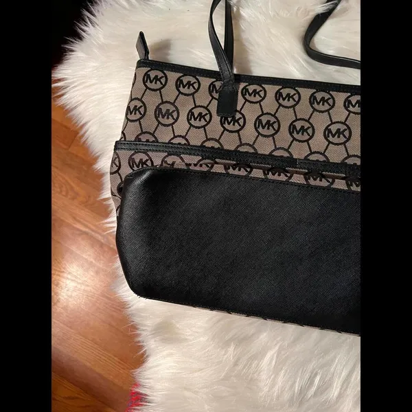 Michael Kors Signature Tote Bag – Stylish & Spacious - Image 8