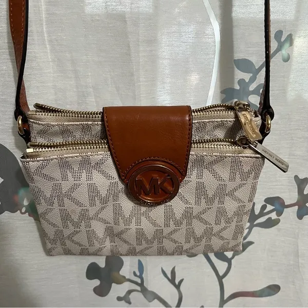Michael Kors Crossbody - Image 8