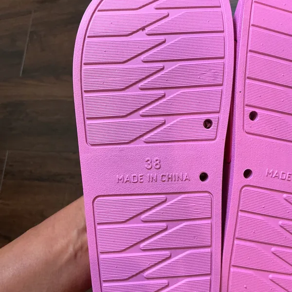 Juicy Couture Logo Slide Sandals Pink Embossed Rubber Shoes Size 38 EU 7 US - Image 5