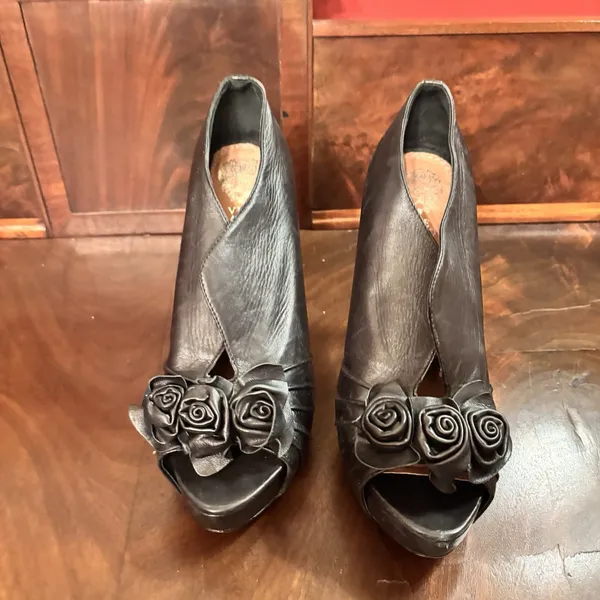 Vince Camuto Black Leather Peep Toe Heels Rose Appliqué‎ Platform Size 7.5 - Image 3