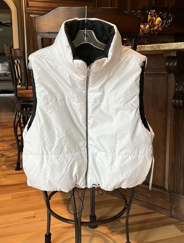Vine and Valley Cozy Puffer Vest Reversible Jacket White Black Size XL New - Image 3