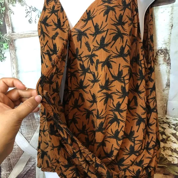 MOSSIMO overlap front V-neck crisscrossed back straps Palm Tree tank size M top - Image 7