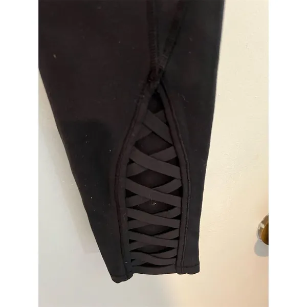 Lululemon Women's High Rise Black Leggings Ribbon Lattice Mesh Size 6 - Image 2