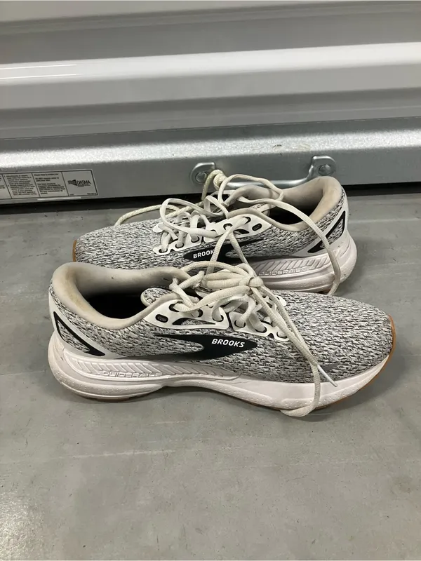 Brooks Adrenaline GTS 23 Women’s Running Shoes Size 8.5 Oreo white and black - Image 5