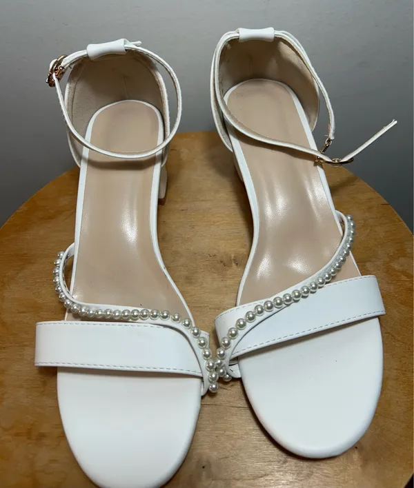 02 Collection Women's white summer shoes. Size 8. $35. - Image 3